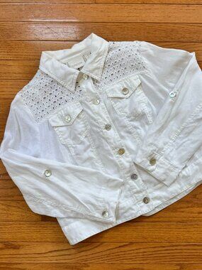 Chico’s White Eyelet Linen Trucker Jacket Size 1 Mother of Pearl Buttons Casual